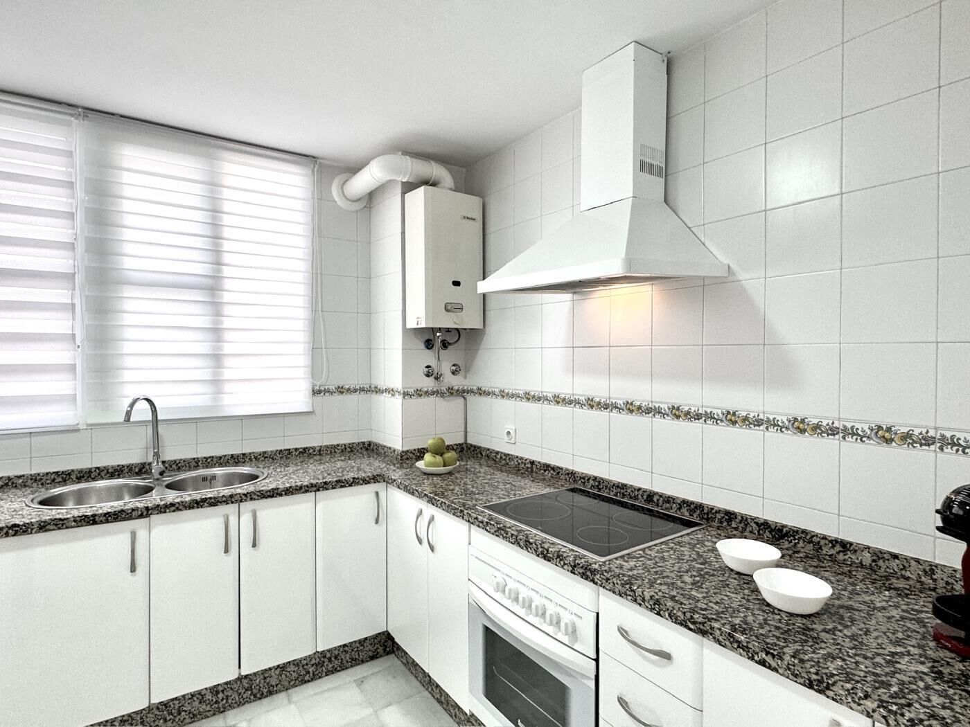 Frigorífico, microondas, horno y cafetera o tetera