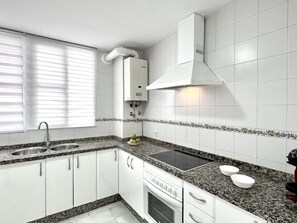 Kjøleskap, mikrobølgeovn, ovn og kaffetrakter/tekoker