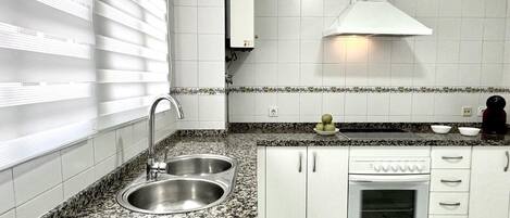 Kühlschrank, Mikrowelle, Ofen, Wasserkocher mit Kaffee-/Teezubehör