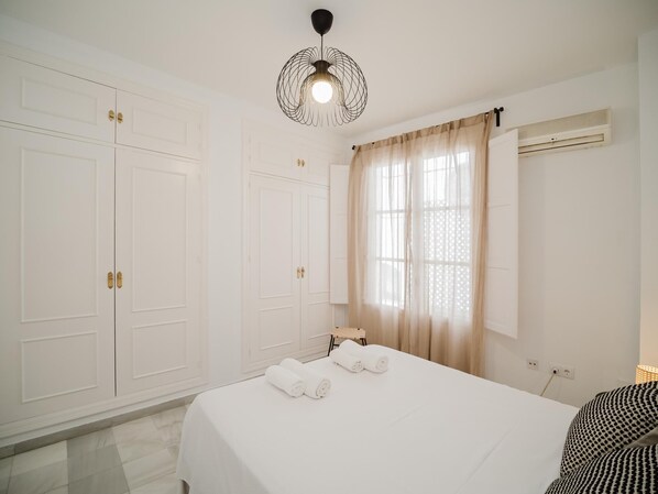 3 bedrooms, iron/ironing board, Internet, bed sheets