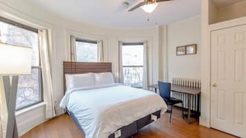 2 soverom, skrivebord, strykejern/-brett og wi-fi