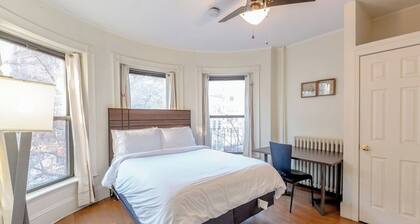 Free Parking 2 Bed 1 Bath Steps from BU/Kenmore