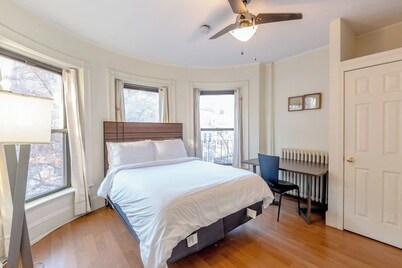 Free Parking 2 Bed 1 Bath Steps from BU/Kenmore