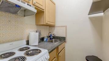 Kjøleskap, ovn, kokeplater og kaffetrakter/tekoker