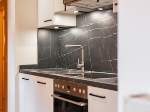 Ofen, Herdplatte, Geschirrspüler, Wasserkocher mit Kaffee-/Teezubehör