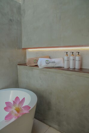 Deluxe Suite | Bathroom - Ona Garden Villa  (Galle)