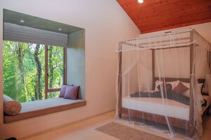 Suíte luxo | Quartos à prova de som, ferros/tábuas de passar roupa, Wi-Fi de cortesia