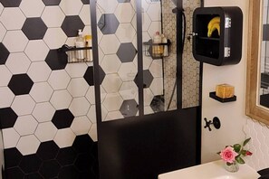 Shower, hair dryer, bidet, towels