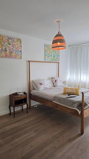 Tabla de planchar con plancha, wifi y ropa de cama 