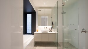 Shower, jetted bath, hair dryer, towels - The Noir, Potts Point I90 (Potts Point)