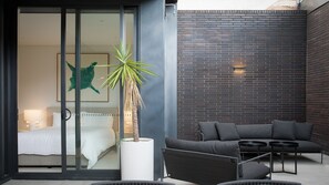 Desk, iron/ironing board, free WiFi, bed sheets - The Noir, Potts Point I90 (Potts Point)