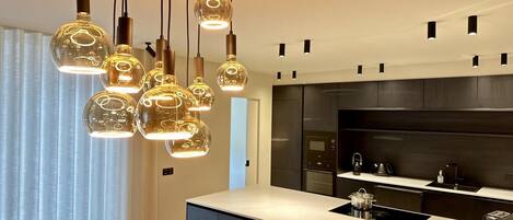 冷蔵庫、電子レンジ、オーブン、コンロ