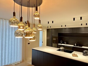 ثلاجة، ميكروويف، فرن، موقد طهي مسطح