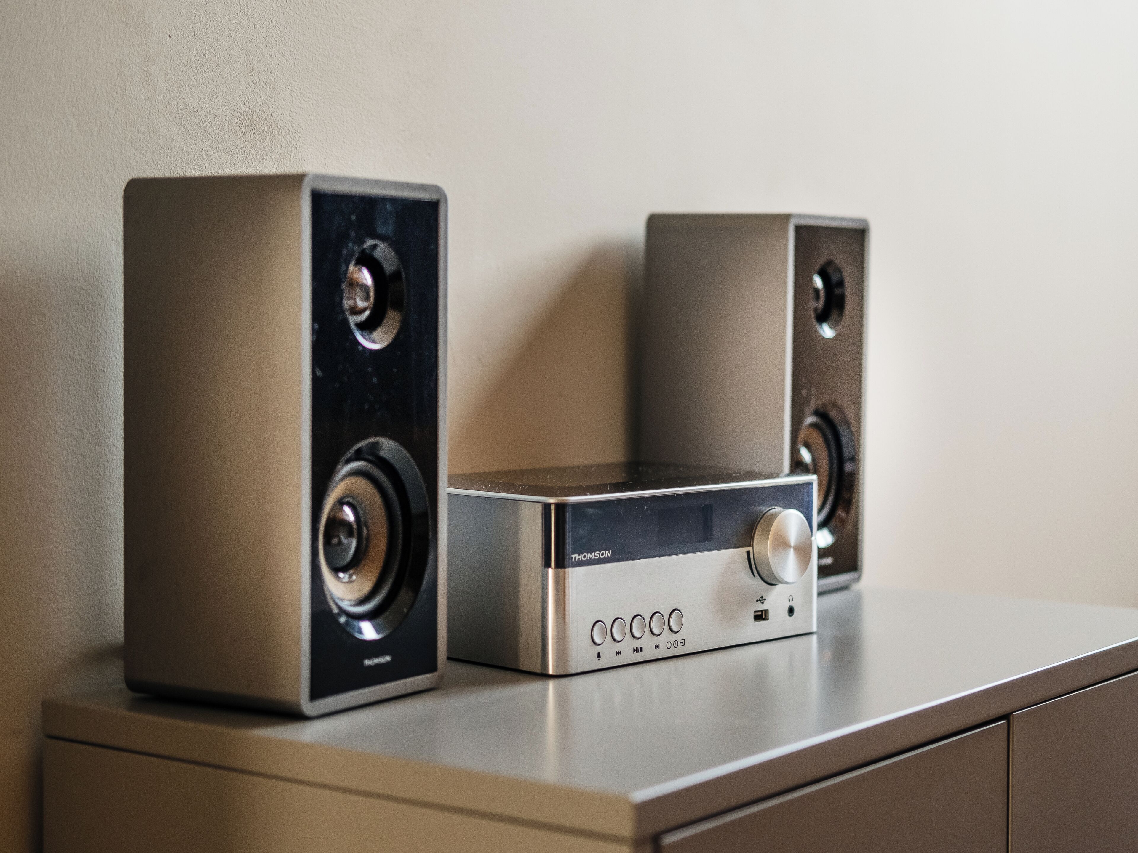 Twee speakers en een bedieningspaneel op een aanrecht.