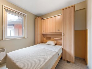 1 bedroom, iron/ironing board, Internet