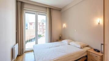 2 bedrooms, iron/ironing board, internet