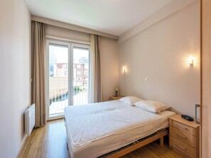 2 bedrooms, iron/ironing board, internet