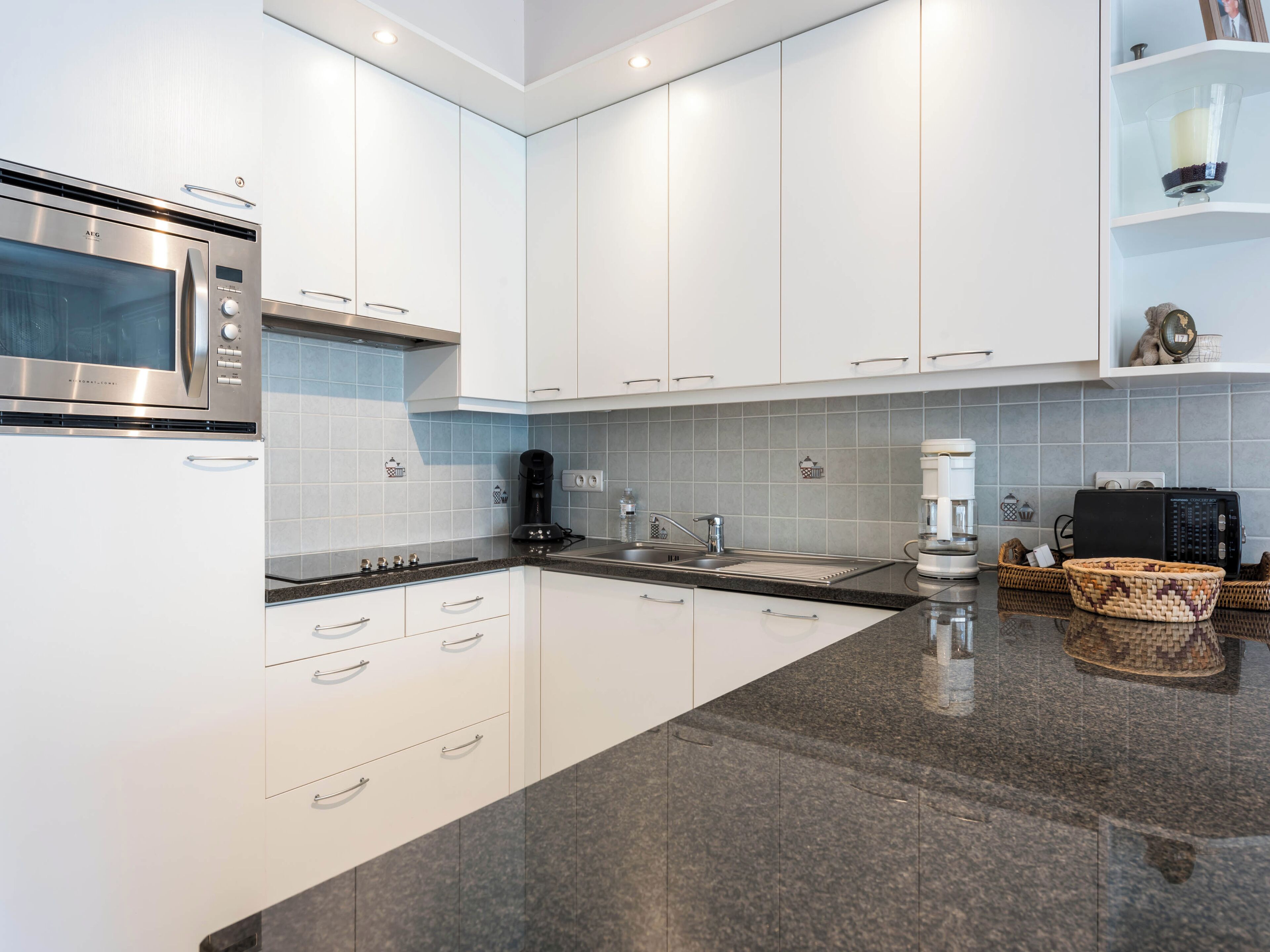 Réfrigérateur, micro-ondes, plaque de cuisson, lave-vaisselle