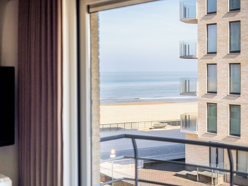 Cosy flat with lateral sea views