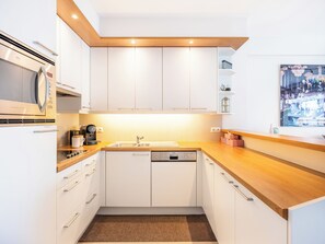 Fridge, microwave, stovetop, dishwasher