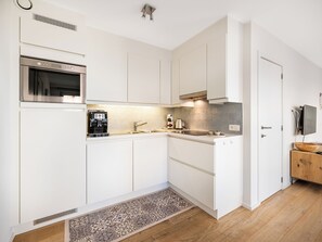 Een koelkast, een magnetron, een kookplaat, een vaatwasser