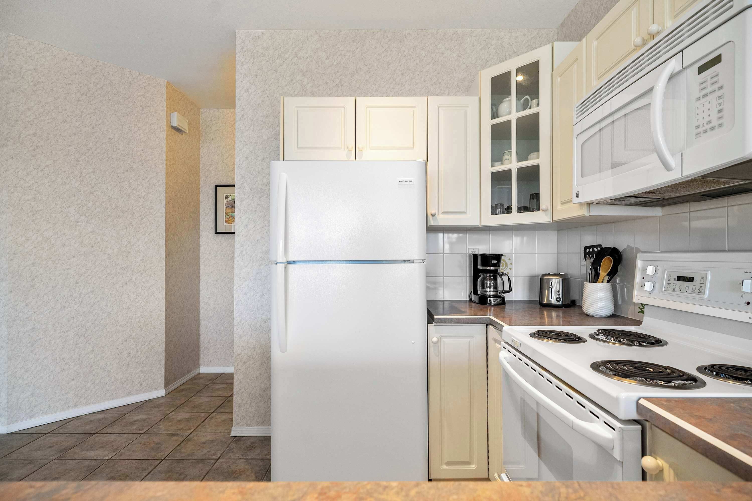 Kjøleskap, mikrobølgeovn, ovn og kokeplater