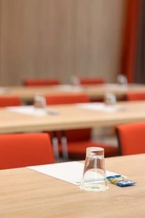 A conference room with tables and chairs. - Holiday Inn Berlin - City East Side (Berlin)