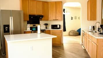 Microwave, oven, dishwasher, coffee/tea maker