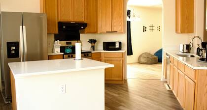 8 min to Airport & downtown big blue house in Austin