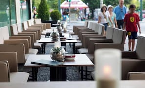 Outdoor dining - NJV Athens Plaza (Athens)