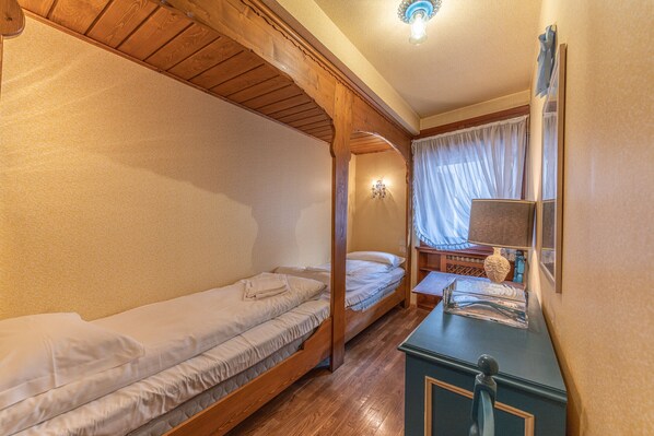 4 bedrooms, iron/ironing board, free WiFi, bed sheets