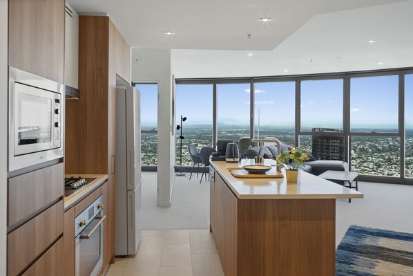 ثلاجة، ميكروويف، فرن، موقد طهي مسطح