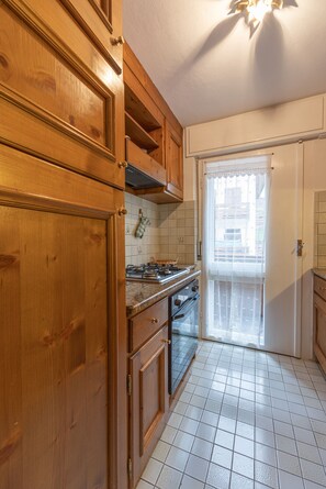 Fridge, oven, dishwasher, cookware/dishes/utensils