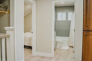 4 bedrooms, iron/ironing board, travel cot, free WiFi - NEW 4 bedroom house close to BSU, Boise airport, & downtown Boise. Pet friendly (Boise)