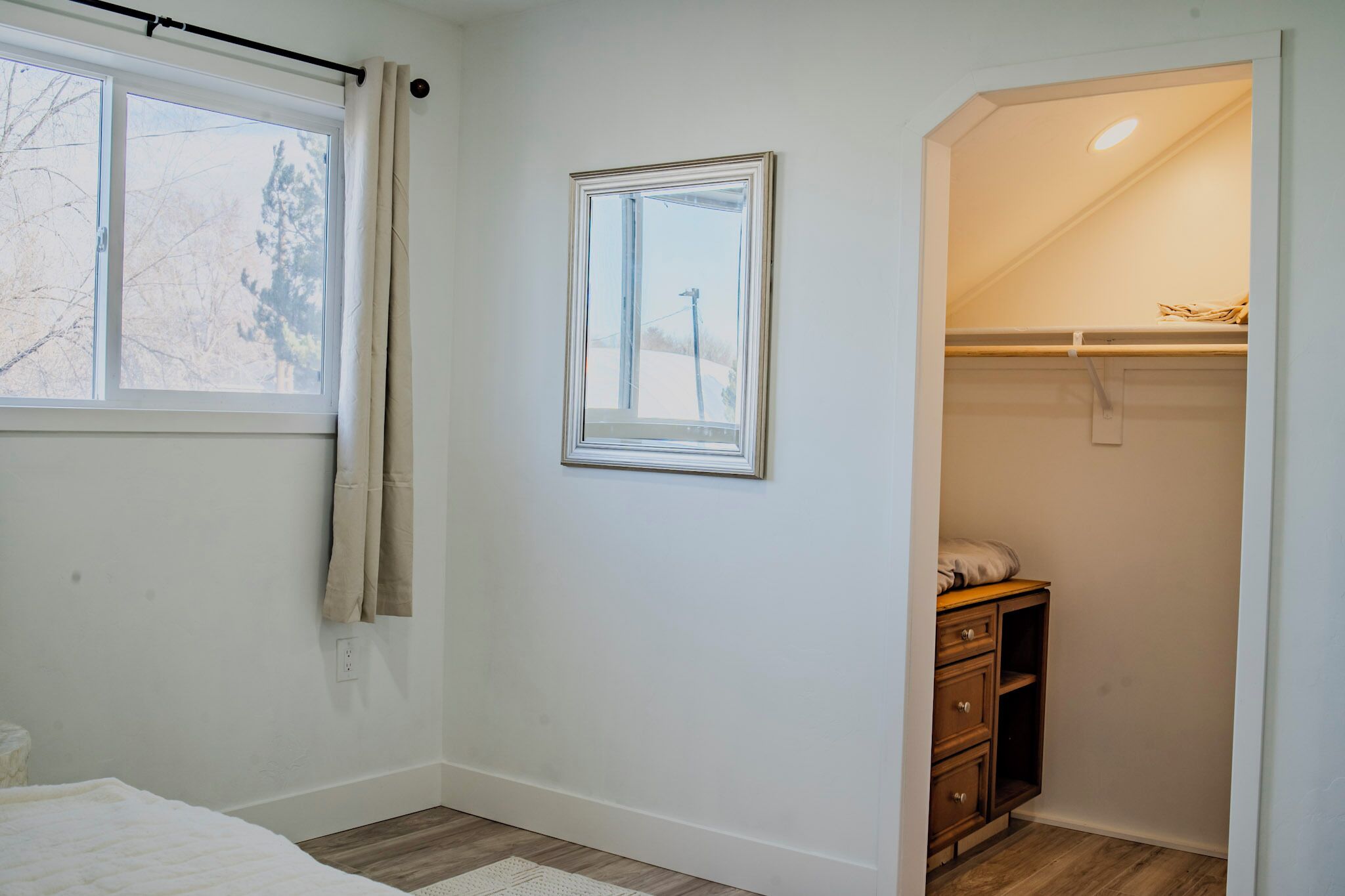 Tabla de planchar con plancha, wifi y ropa de cama 