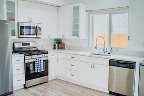 Frigorífico, microondas, horno y placa de cocina