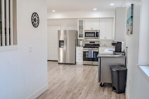 Fridge, microwave, oven, stovetop - NEW 4 bedroom house close to BSU, Boise airport, & downtown Boise. Pet friendly (Boise)