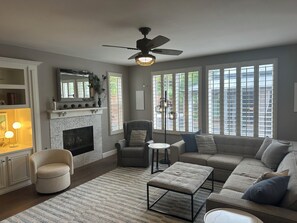 Älytelevisio, takka, pöytäjalkapallopöytä, kirjoja