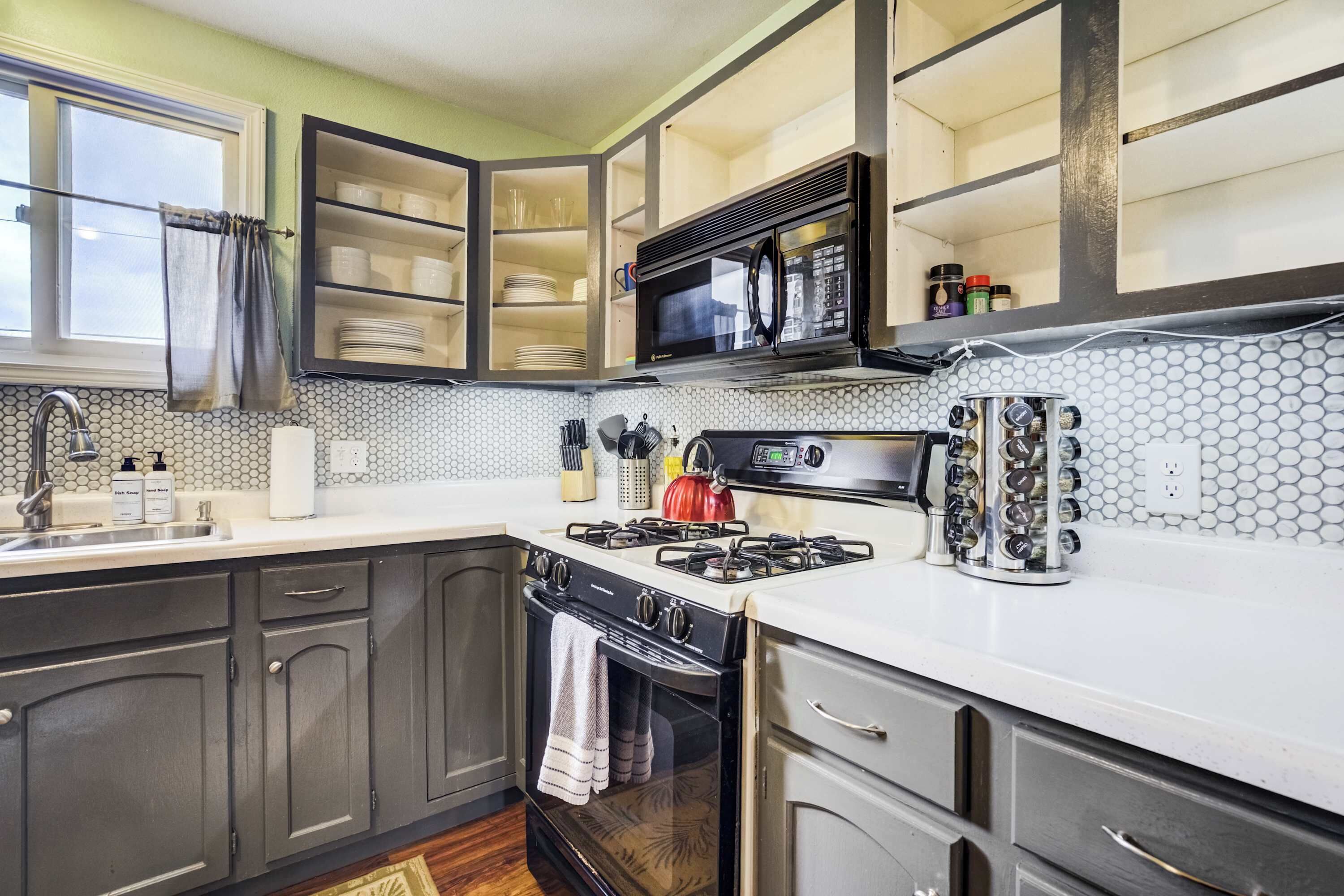 Kjøleskap, mikrobølgeovn, ovn og kokeplater