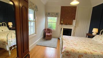 2 bedrooms, iron/ironing board, internet, bed sheets