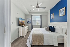 2 Schlafzimmer, Schreibtisch, Bügeleisen/Bügelbrett, Reisekinderbett