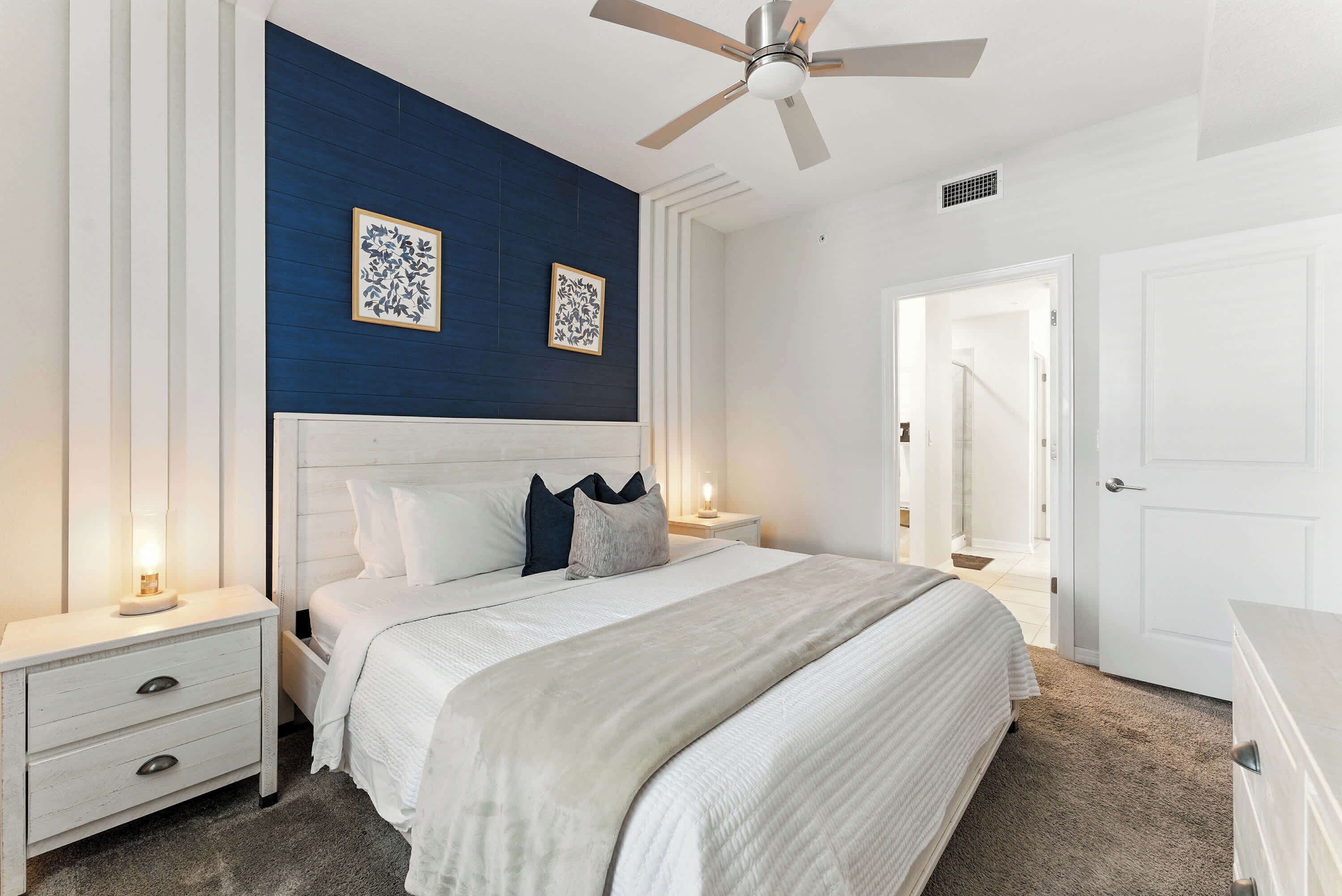 2 habitaciones, escritorio y tabla de planchar con plancha 