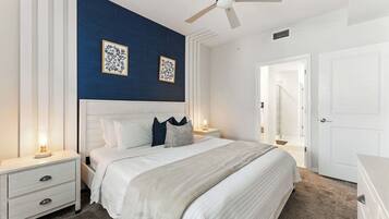 2 habitaciones, escritorio y tabla de planchar con plancha