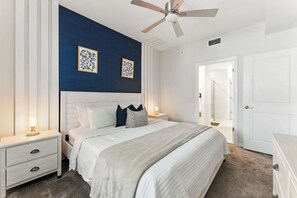 2 habitaciones, escritorio y tabla de planchar con plancha 