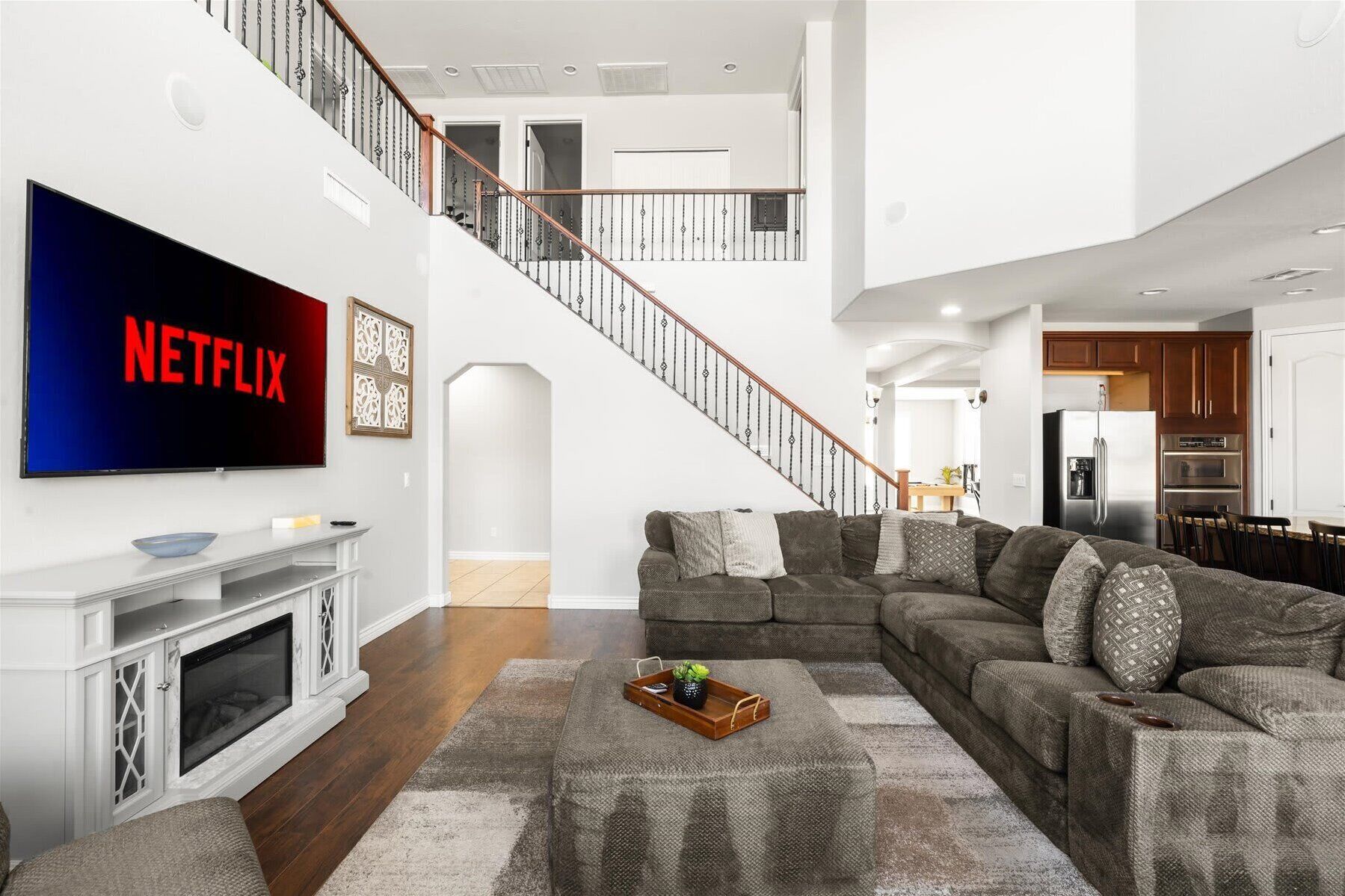 Téléviseur, foyer, livres