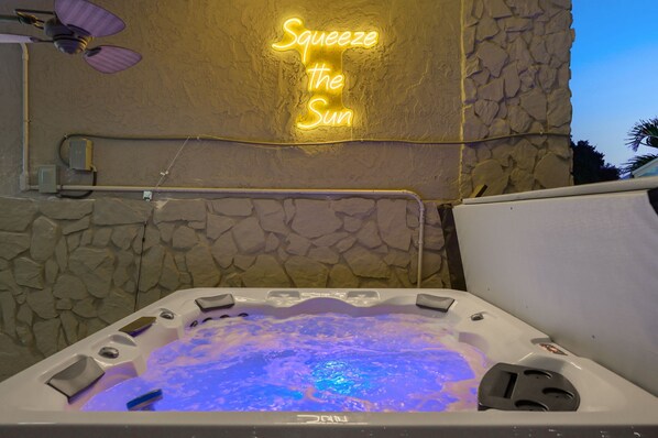 Tina de hidromasaje al aire libre