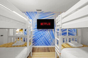 4 habitaciones, escritorio y tabla de planchar con plancha 