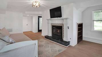 3 bedrooms, desk, iron/ironing board, travel crib