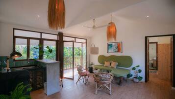 Suite, 2 kamar tidur, balkon | Brankas, setrika/meja setrika, Wi-Fi gratis, dan seprai linen