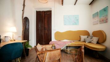 Junior Suite with Private Pool | Cofres nos quartos, ferros/tábuas de passar roupa, Wi-Fi de cortesia